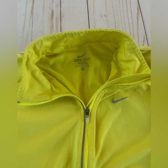 Nike Element Long Sleeve Active Top Yellow M - Picture 2 of 4